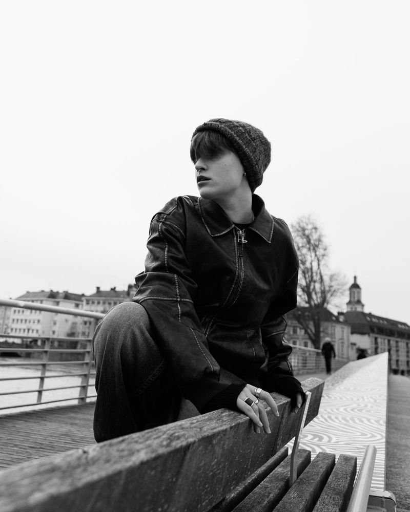 Portrait noir et blanc en extérieur, en hiver.