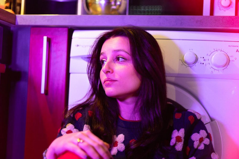 Portrait féminin sous une lumière violette 