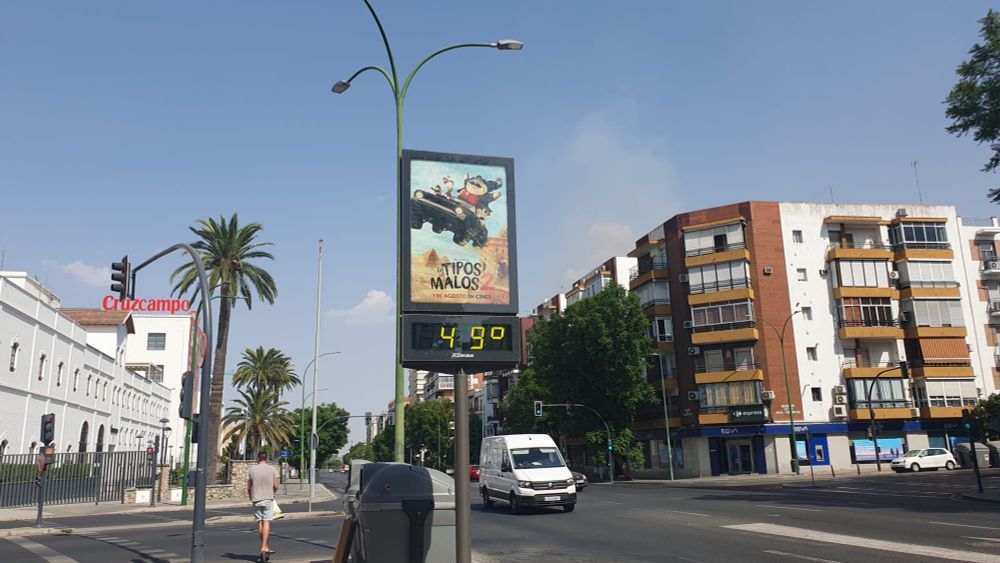Se muestra un termómetro de carretera en Sevilla que marca 49 grados 