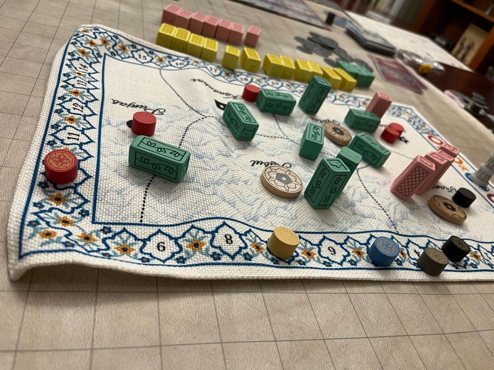 Kurz vor dem letzten Dominanzcheck wurde die afghanische Koalition (grüne Spielsteine) nochmal gestärkt, wodurch sie dominant wurde. Daraufhin wechselte der rote Spieler die Koalition und gewann.