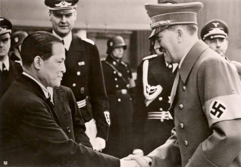 Baron Ōshima shaking hands with Hitler. 