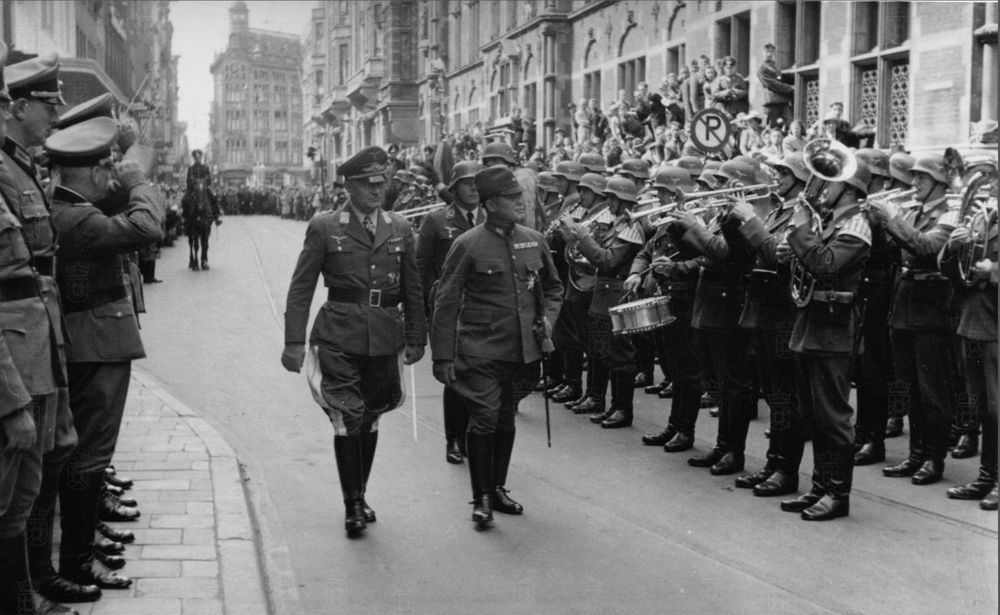Baron Ōshima inspecting German troops. 