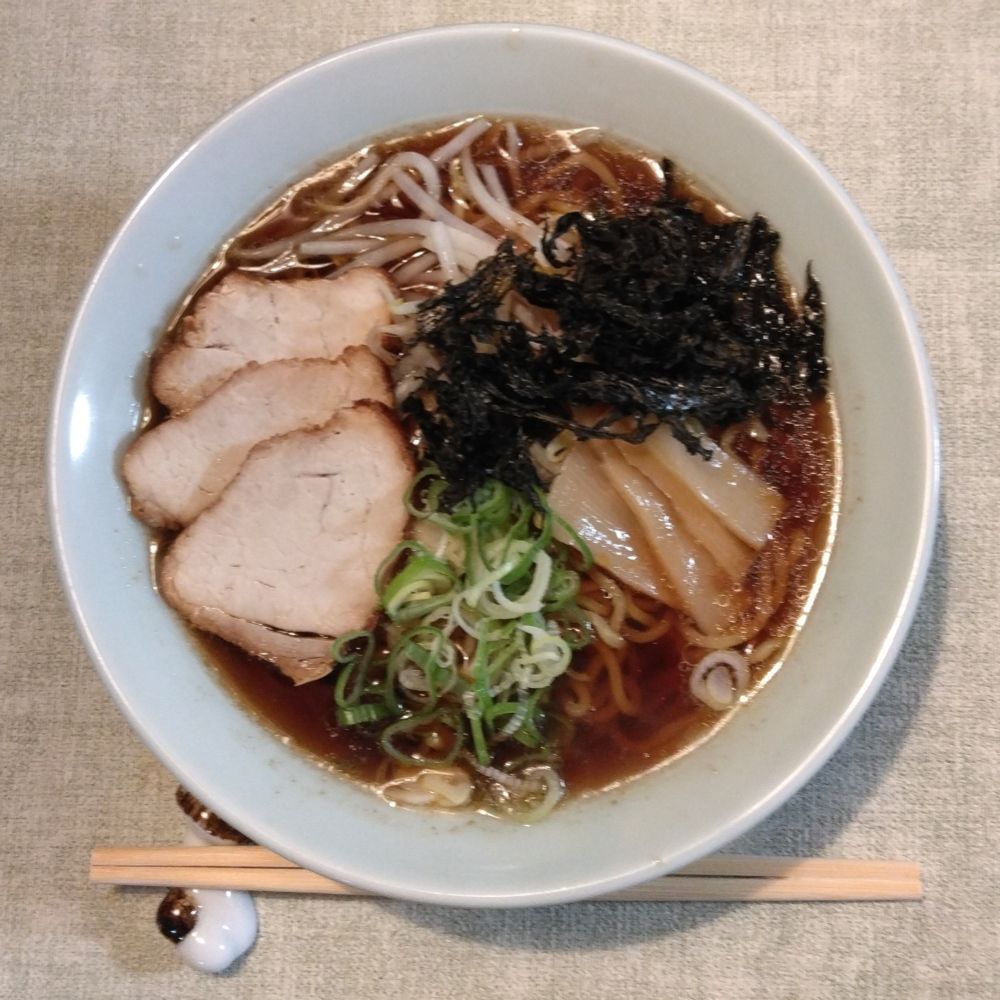 醤油ラーメン。具は、チャーシュー・もやし・磯海苔・メンマ・刻みネギ。コショーをバババッとかけていただきます。