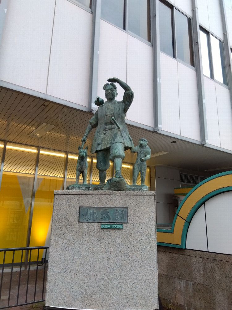 岡山駅前にある桃太郎と犬、猿、キジの銅像。桃太郎が手をかざして遠くを見つめている姿。台座に「桃太郎」と刻まれている。