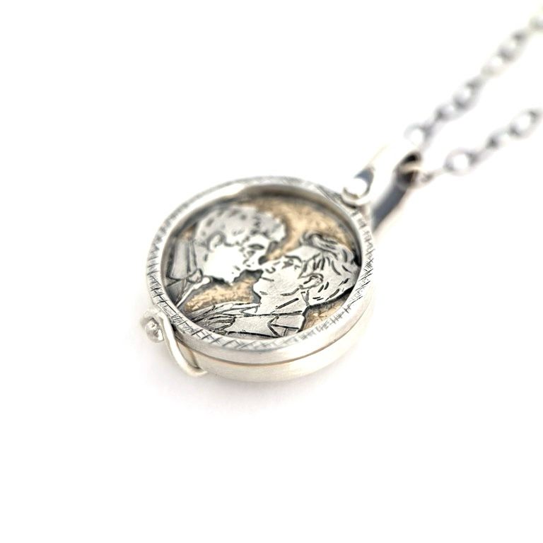 A view of the locket from the side