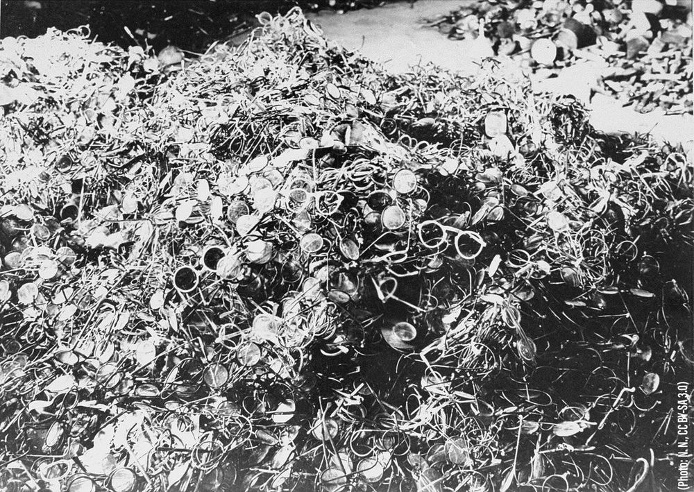 Foto eines Berges sicher tausender Brillen, das nach der Befreiung des Konzentrationslagers Auschwitz dort aufgenommen wurde.