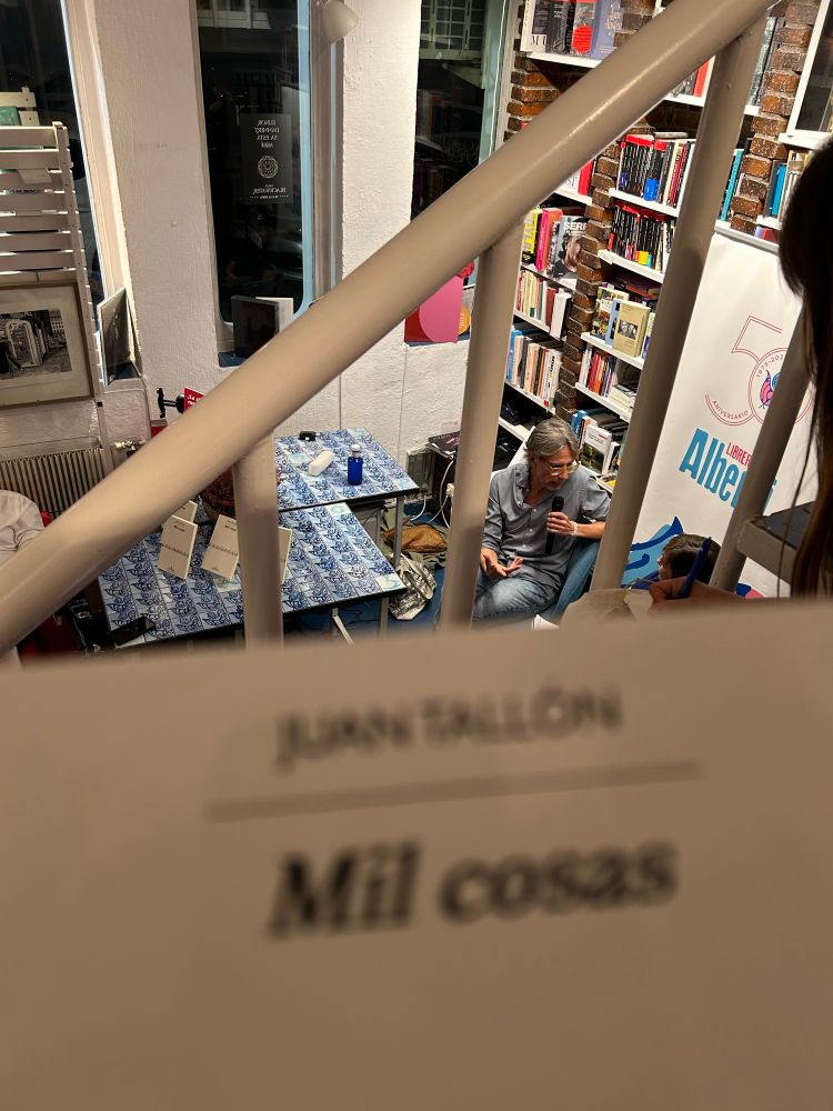 Juan Tallón presentando su libro Mil Cosas en la librería Alberti, de Madrid. 