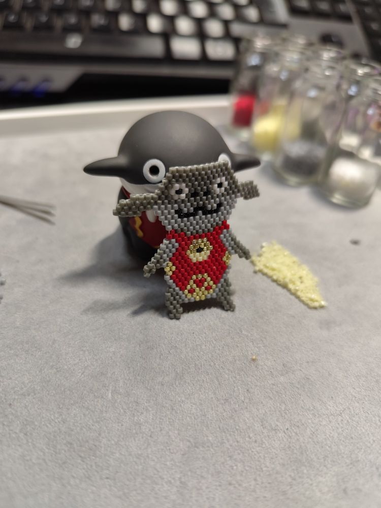 Prototype du Namazu de final fantasy 14 en tissage brick stitch avec des perles miyuki en suivant le pattern que j'ai créé moi-même 