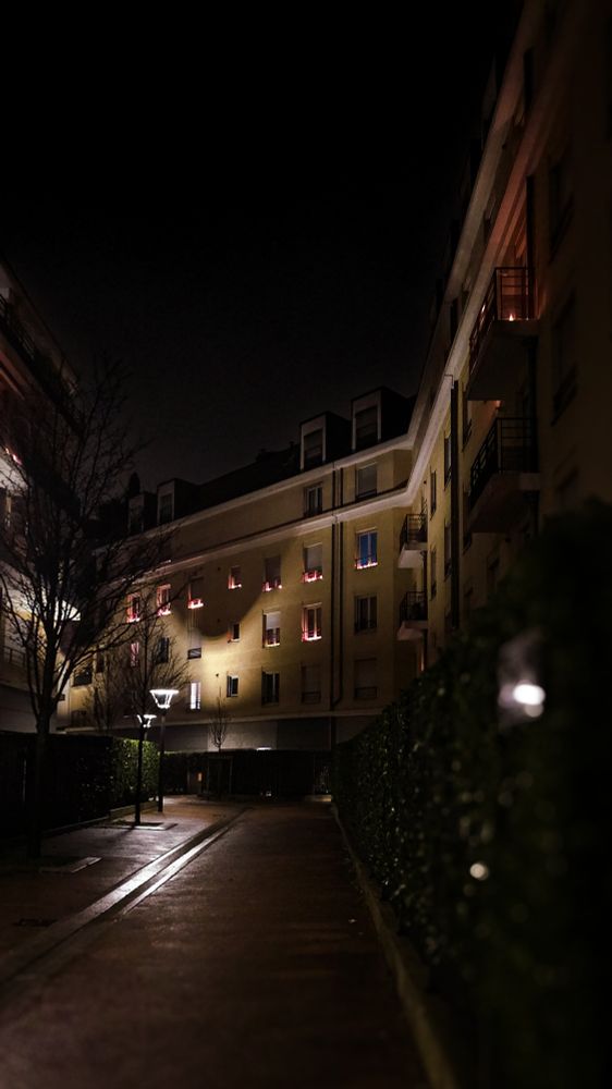 Photo d'une ruelle de Lyon, plusieurs balcons et fenêtres sont illuminés par des petits lampions pour la fête des lumières