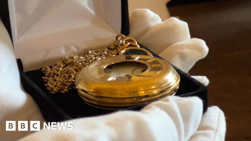Watch lost in US shipwreck comes home to UK after 165 years - BBC News
