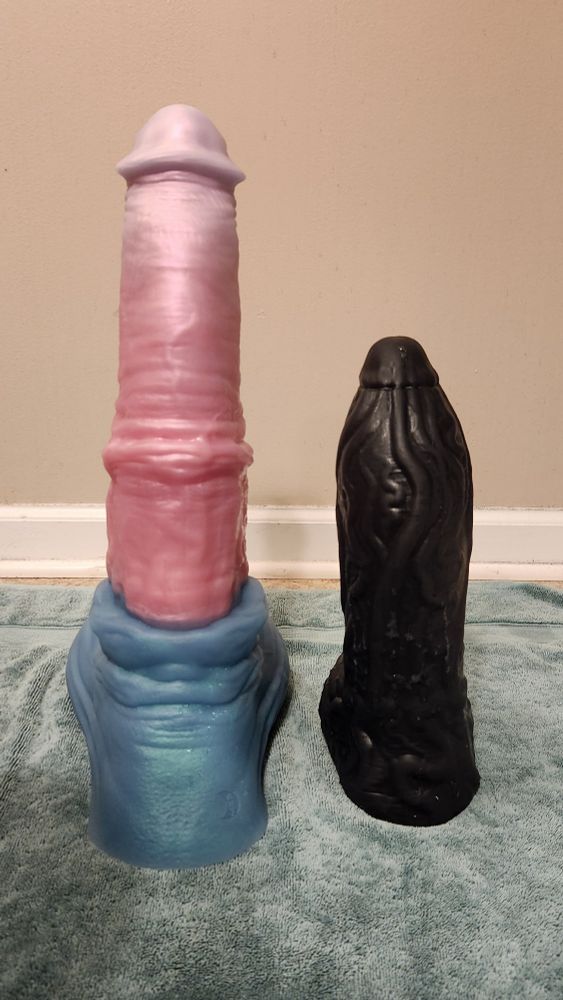 Phantasos XXL in custom colors (left) and Vein XL in black (right). My newest toy compared to my current favorite