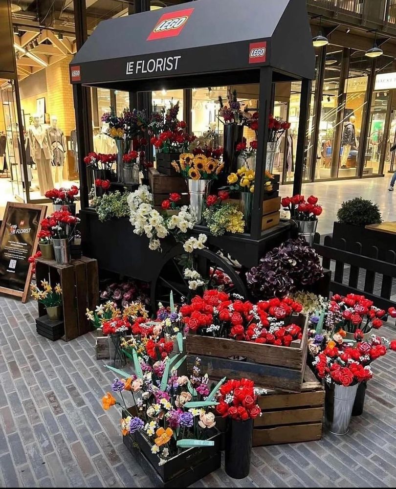 A little flower shop stand where all flowers aere made from Lego brick. 