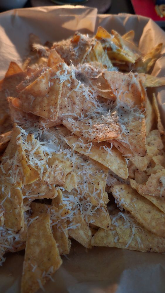 Mut Käse überbacken Nachos.