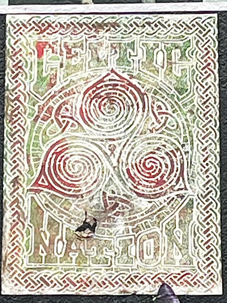 Dans la ville de Dublin, nous avons pu remarquer plusieurs symboles celtiques représentés sous différentes formes; affiches, collants, statues, etc. Parmi ceux-ci, il y avait cette affiche qui représente des symboles celtiques, soit la spirale, les nœuds celtiques et la triskèle. De plus, il est inscrit « Celtic Nation », ce qui rappelle les ancêtres Celtes qui se sont établis en Irlande en 500 av. J.-C. Ce que nous pouvons remarquer est que le contexte culturel a changé depuis, son symbolisme spirituel s’est élargi et la représentation de l’identité celtique englobe aussi maintenant celle de l’identité irlandaise.  