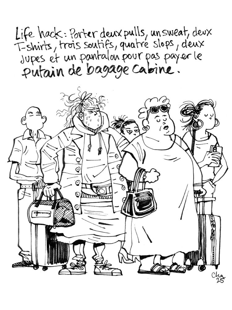 Des gens attendent l'embarquement, Cha a mille couches de vêtements sur elle. Texte : "Life hack : porter deux pulls, un sweat, deux T-shirts, trois soutifs, quatre slops, deux jupes et un pantalon pour pas payer le putain de bagage cabine."