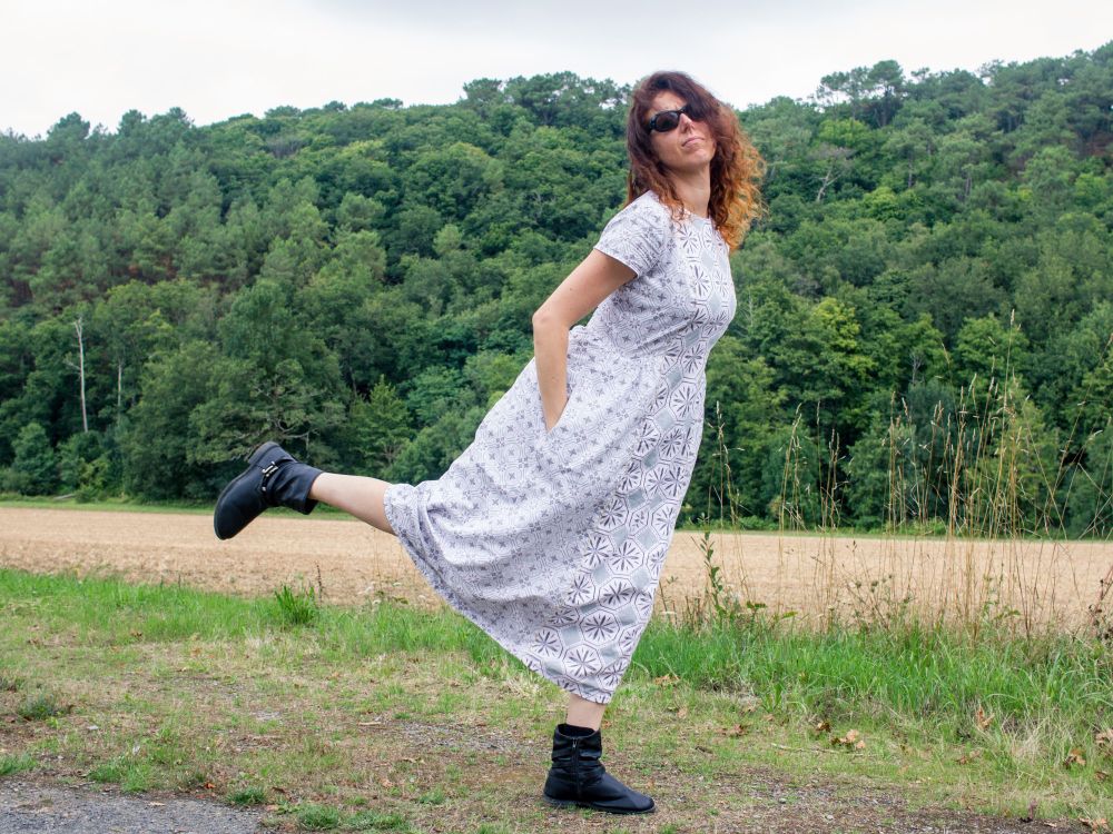 Moi faisant l'andouille dans les champs avec ma belle robe blanche à motifs