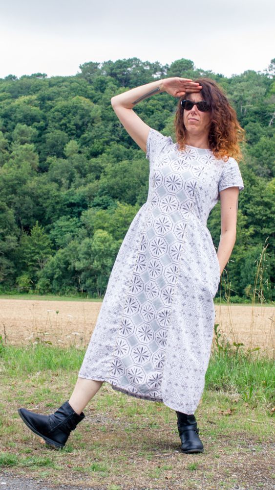 Moi faisant l'andouille dans les champs avec ma belle robe blanche à motifs