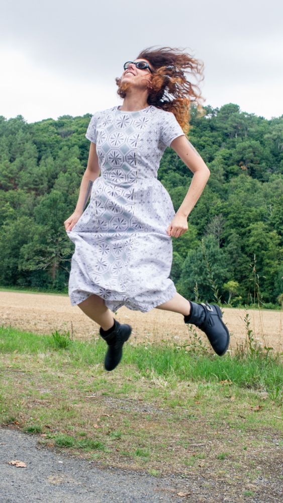 Moi faisant l'andouille dans les champs avec ma belle robe blanche à motifs