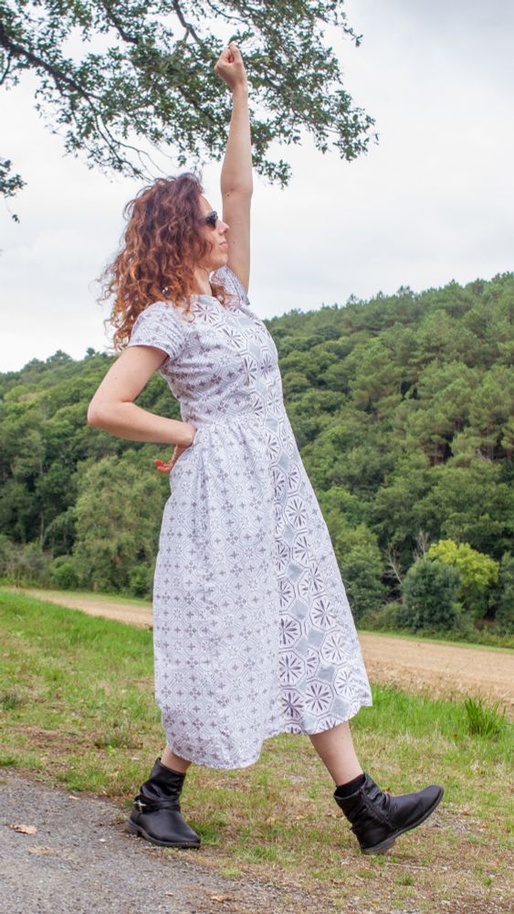 Moi faisant l'andouille dans les champs avec ma belle robe blanche à motifs
