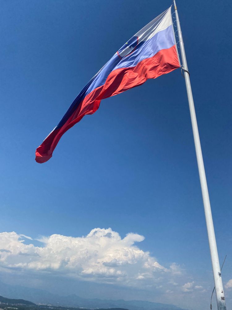 Drapeau slovène flottant au vent