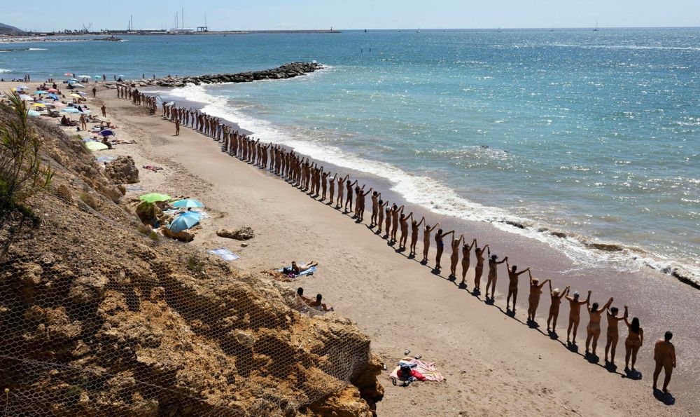 Por 6º año, ANPA organizó una cadena humana nudista en la Platja d’Aiguadolç (Vilanova i la Geltrú) para reivindicar el naturismo, pese a la prohibición de baño por contaminación tras la DANA. Libertad, respeto y sostenibilidad. #Naturismo #Aiguadolç