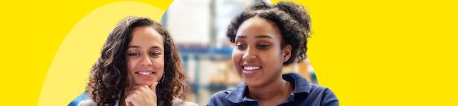 Two females looking at a computer from the Mercado Libre Negocios home page