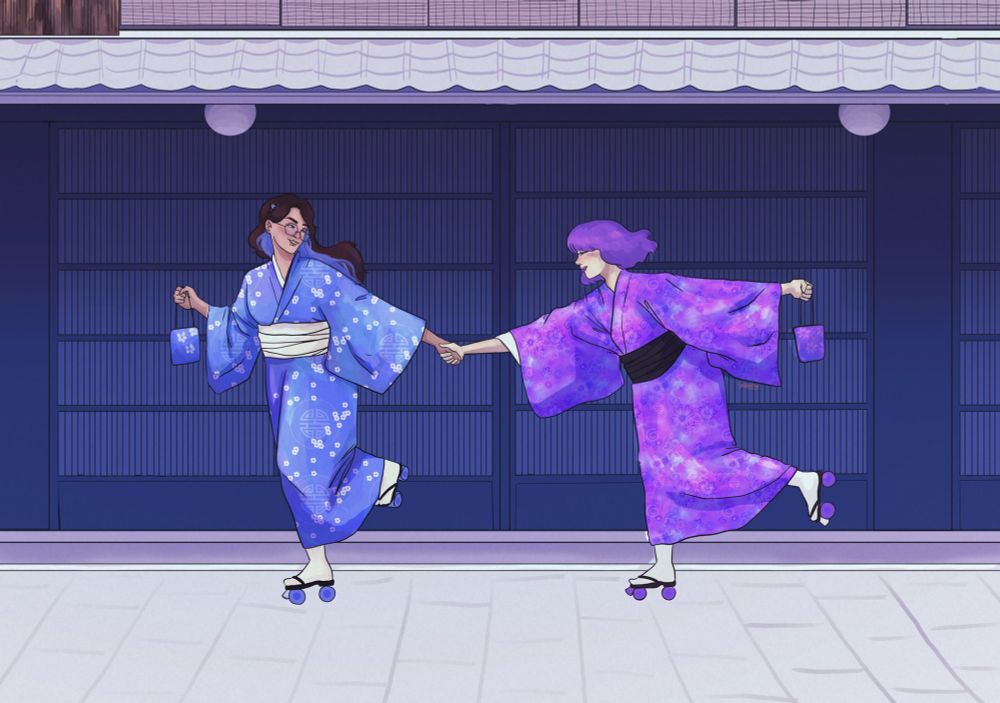 Personajes originales de una partida de rol. Ambas llevan kimonos, la morena viste colores azules y blancos y la otra colores morados y negros. Se ríen mientras patinan por una calle japonesa. 
