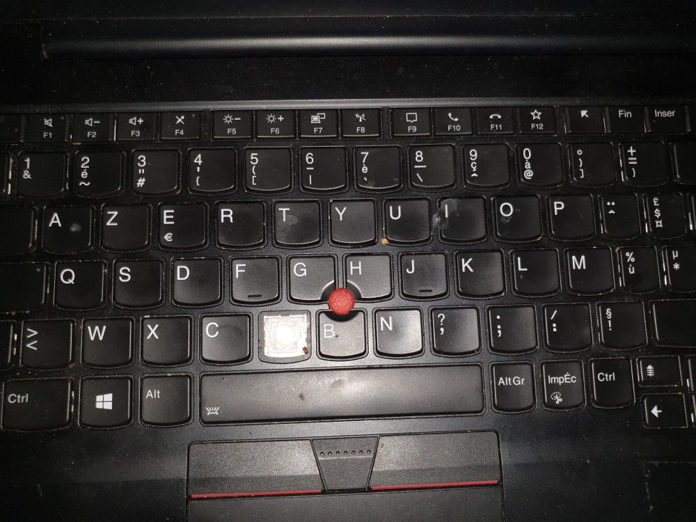 Clavier d'ordinateur portable sans la lettre v, qui aspirait à une autre destinée 