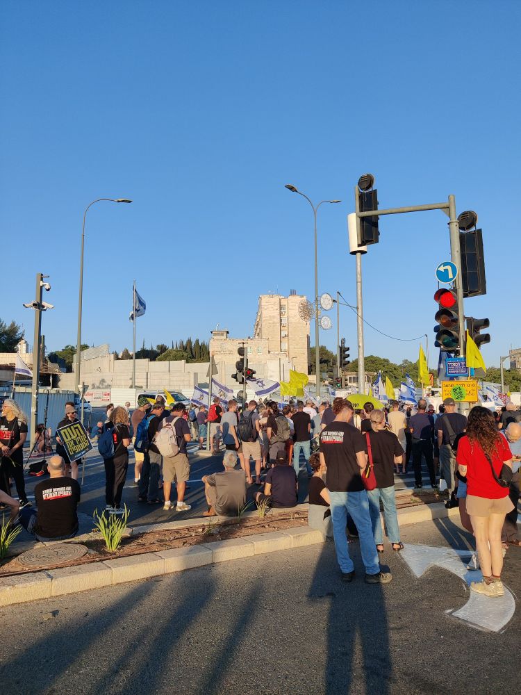 אנשים מוחים מול משרד ראש הממשלה בירושלים 