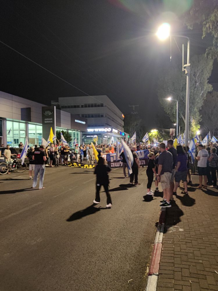 חוסמים את רחוב התע"ש בכפר סבא