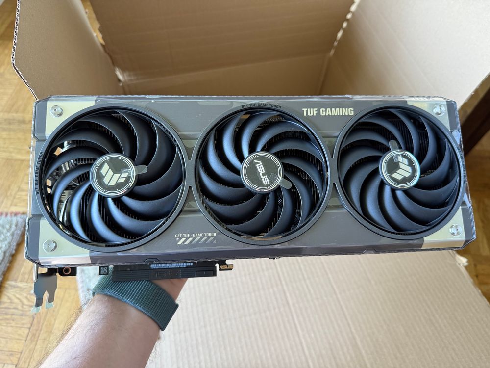 Ausgepackt ASUS RTX 5070 TUF Gaming OC mit drei Lüftern. 
