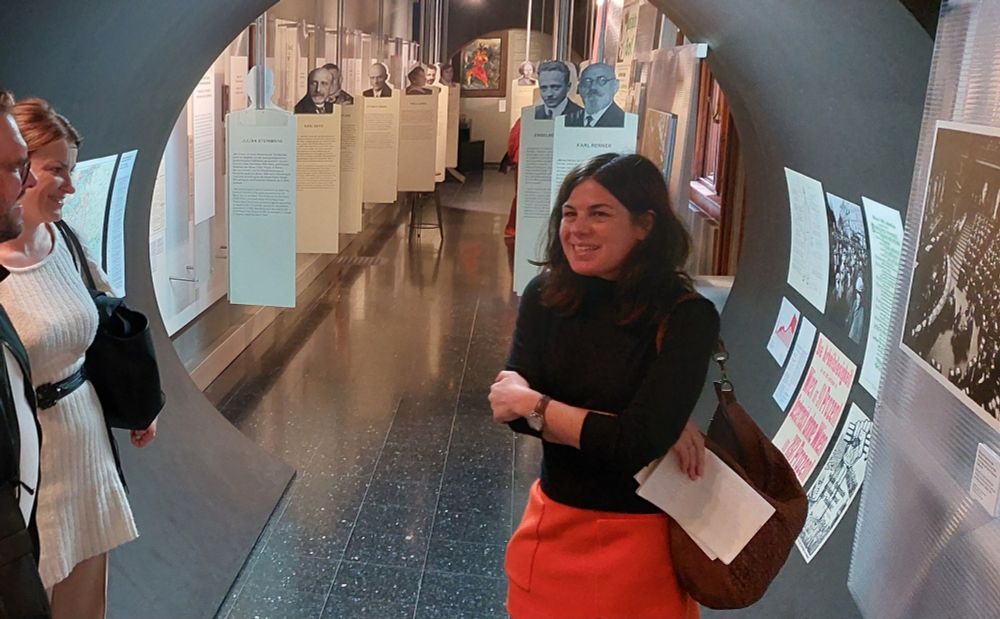 Katharina Prager und Teilnehmende in der Ausstellung "Zerstörung der Demokratie".