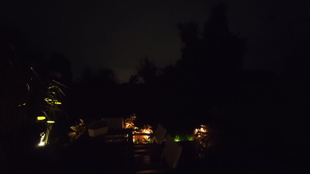 Faktisch nur schwarz,man sieht ein paar hellere Lichtpunkte, ist so wenn man in den dunklen Garten fotografiert, links stehen ein paar Sonnenfänger, die von unten angeleuchtet werden