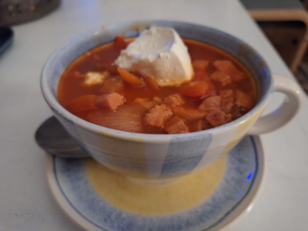 Soljanka in einer HB Suppentasse mit der passenden Untertasse. Blau, gelb und weiß gestreift.