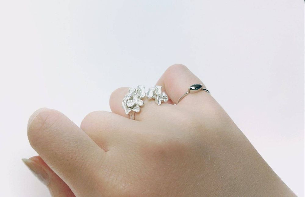 白化した珊瑚をモチーフにしたリングを右手薬指に着けてみた。右手小指はブルーグリーンのバイカラーサファイアのリング。
この画像は転載・二次使用・生成AIの学習禁止です。
DO NOT use/reupload/trace my work without permission.