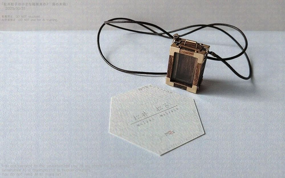 引き出し付の箱、表面は透明なガラスが嵌め込まれている。箱には金具がついておりペンダントとして使用できるもの。
作家：松井松子さんの作品。

この画像を転載・二次使用・生成AIに学習させることは禁止です。
DO NOT use/reupload/trace my work without permission.