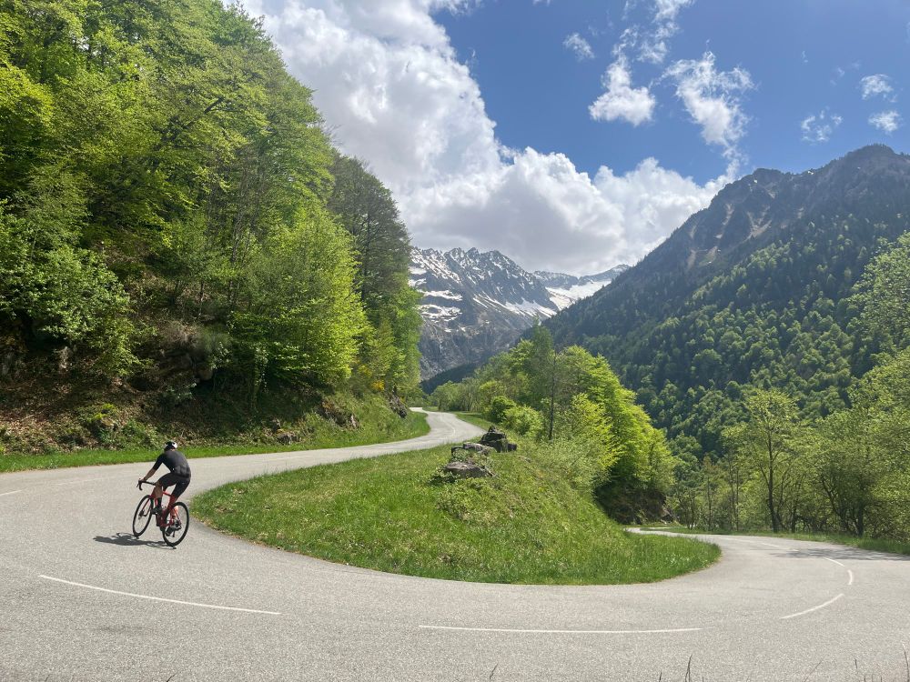 A cyclist tackles a hairpin on the Col d’Agnes.