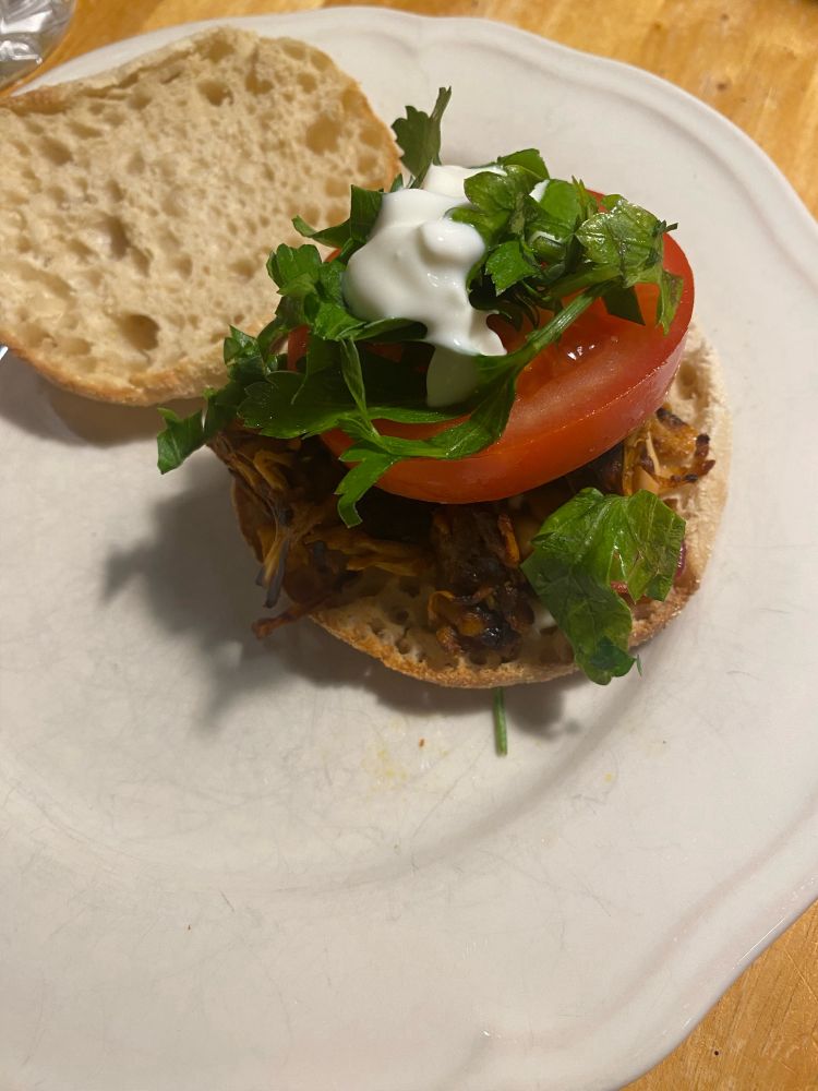 Der belegte Döner mit Jackfruit und Tomate und Petersilie und Joghurt