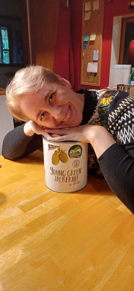 Die Jackfruit aus der Dose mit einem Portraitfoto von mir, wie ich auf der Dose lehne