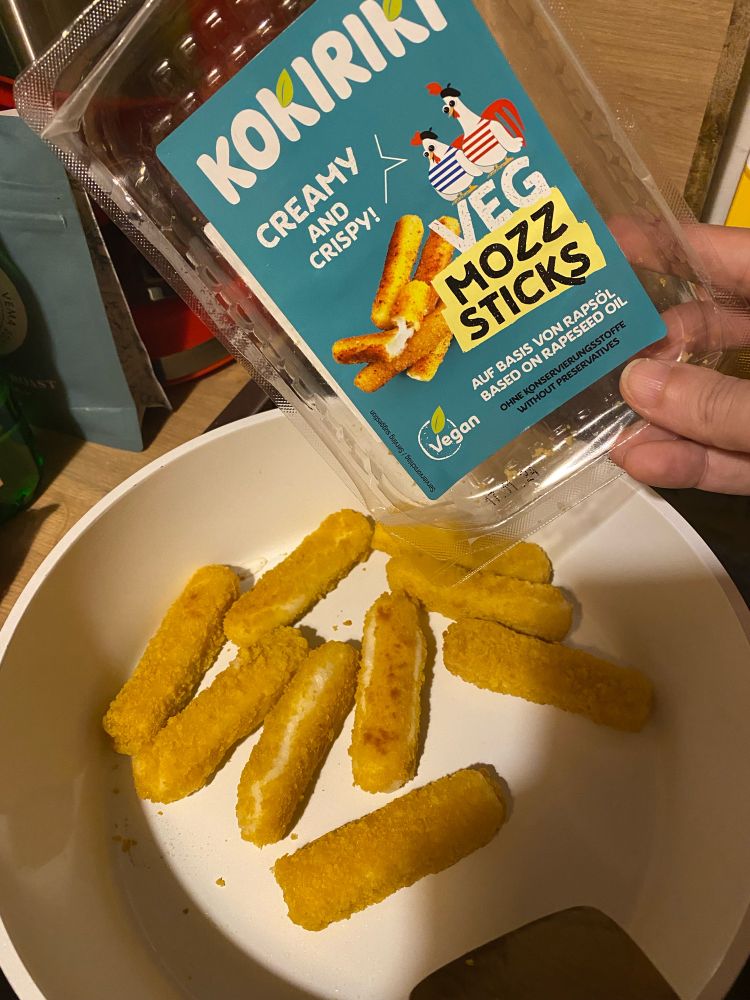 Die Packung der Mozzarella-Sticks von Kokiriki, dazu die Pfanne, in der die Sticks gemacht werden