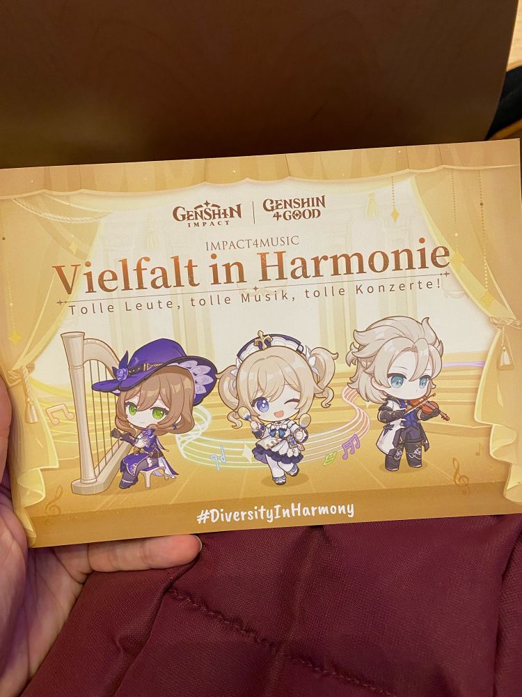 Cover des Hefts zum Konzert mit Chibis von Lisa, Barbara und Albedo, der Titel lautet „Vielfalt in Harmonie“