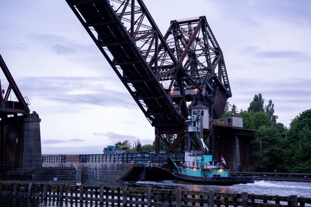 A tug boat push boating a barge.