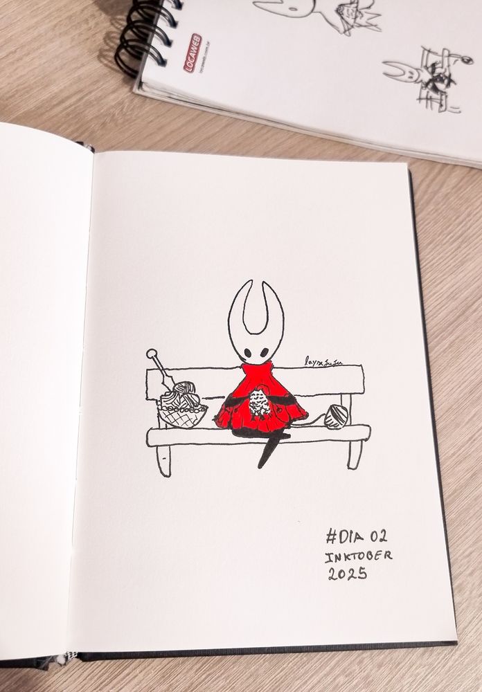 Ilustração em preto e branco e vermelho da personagem do jogo Hollow Knight: Silksong. Uma criatura humanoide, com braços e pernas finas e pretas, um manto vermelho e uma máscara branca em forma de U, com 2 xifres bem compridos. A personagem está sentada no banco de praça tricotando. Do seu lado tem um rolo de linha de tricô e um sexto cheio de linhas. Dentro do cesto tem sua espada enfiada. Ela está de perninhas cruzadas.