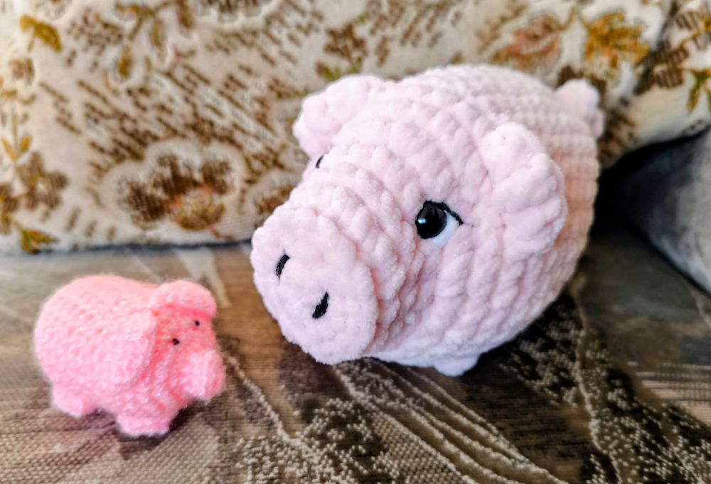 Ein haekelschwein und ein großes gehäkeltes Schweinderl mit schönen Augen.
