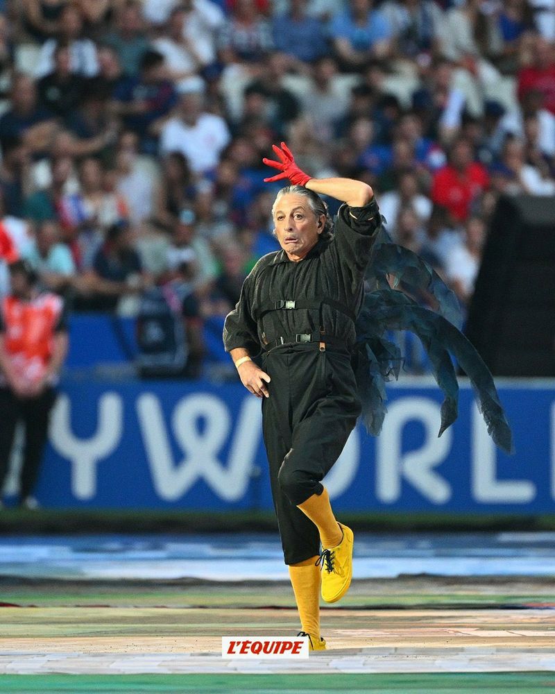 Mec déguisé en coq lors de la cérémonie d'ouverture de la coupe du monde de rugby.