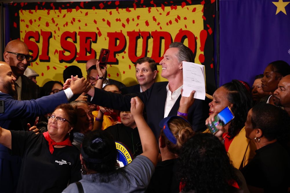 WHAT YOU NEED TO KNOW: Beginning in April next year, California’s minimum wage for the state’s 500,000 fast-food workers will increase to $20 per hour – the average hourly wage for fast-food workers…