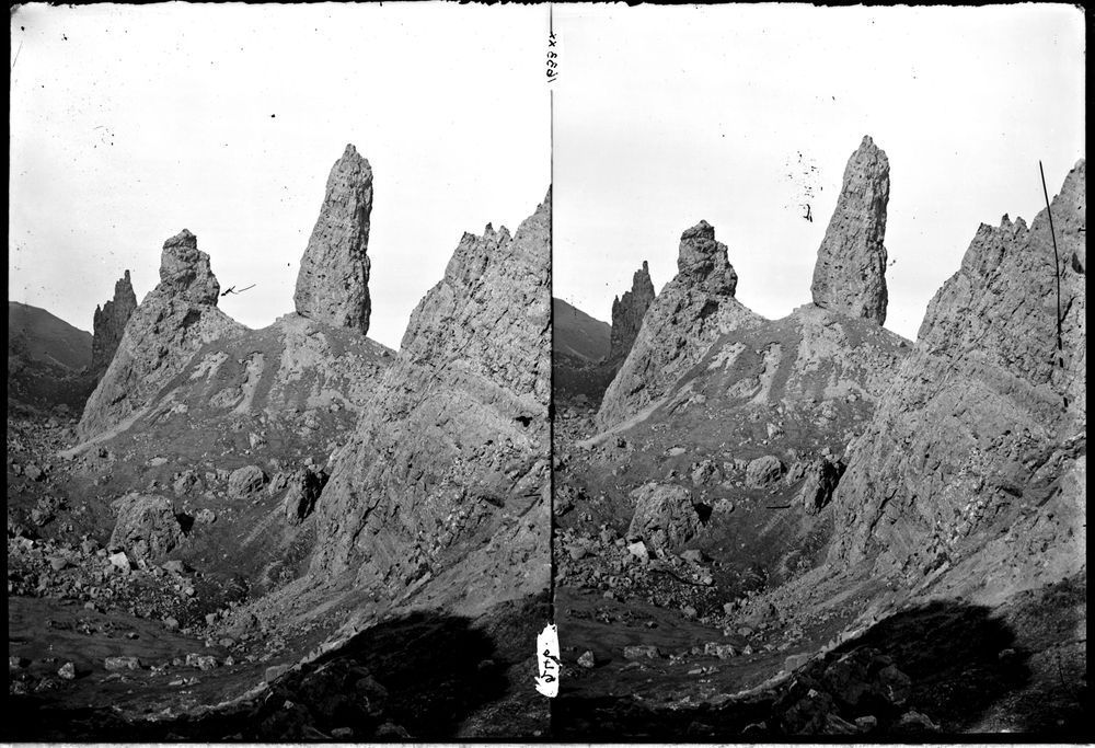 Stereoscopic photo of the Old Man of Storr, a large rock pointing straight up