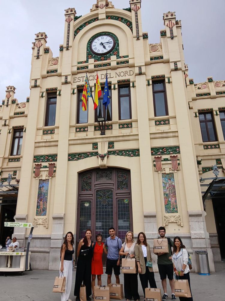 Foto de l'equip davant l'Estació del Nord.