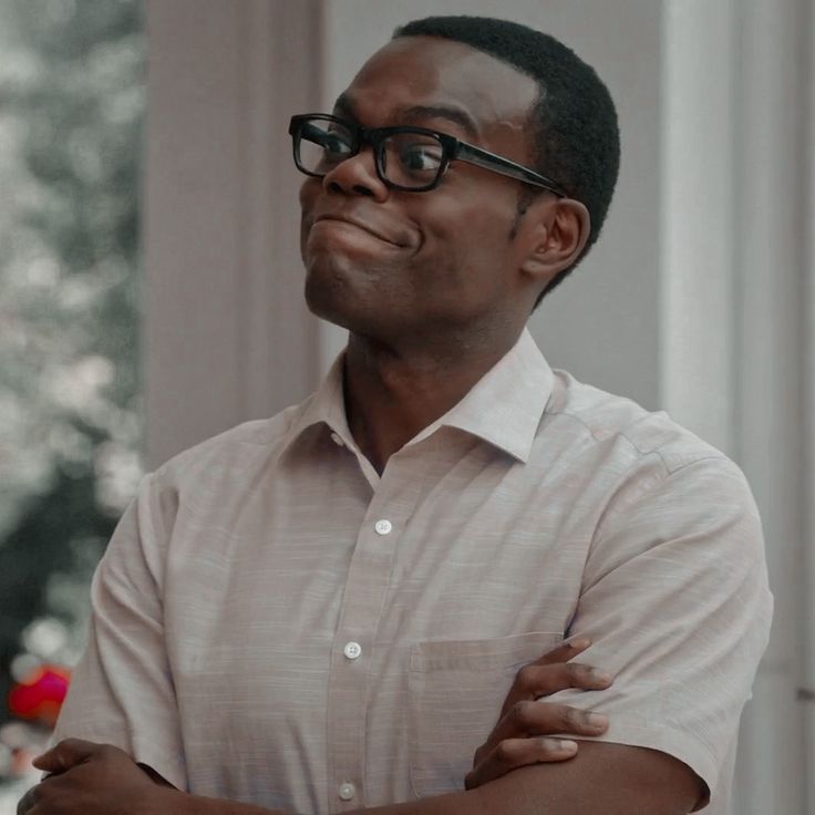 Chidi de The Good Place com os braços cruzados e sorrindo como se fosse melhor que você
