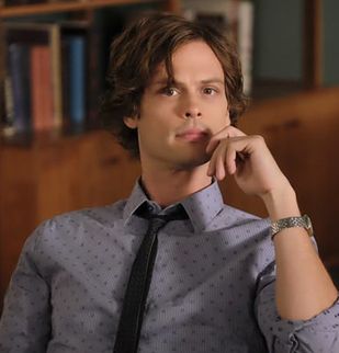 Spencer de Criminal Minds com a mão no queixo sendo sexy